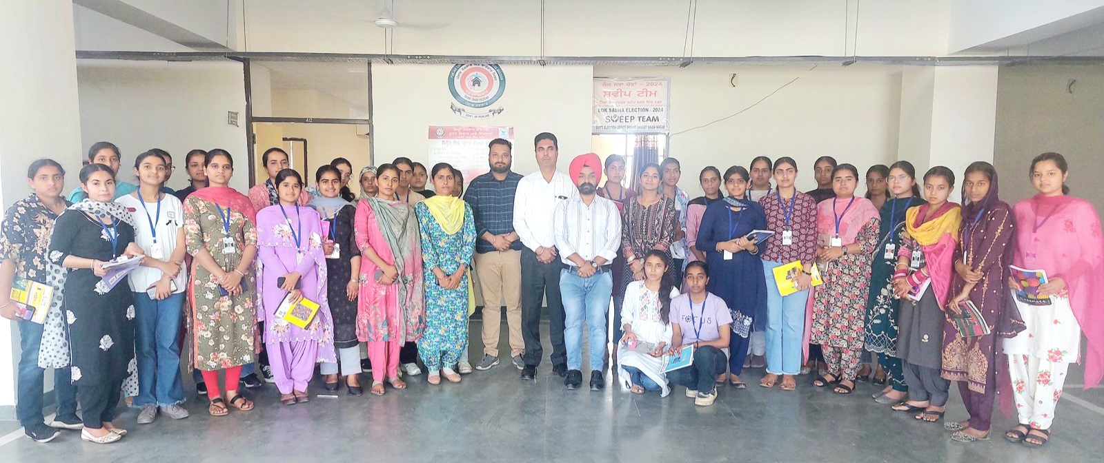 40 students visited District Employment and Business Bureau